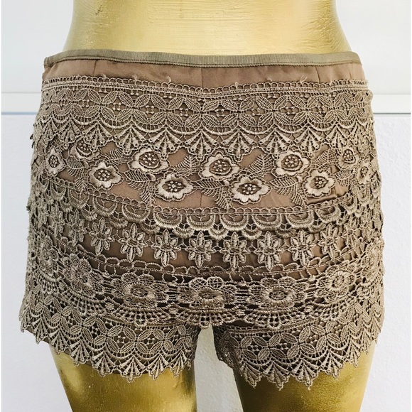 SAN SOUCI Champagne Golden Scalloped LACE SHORTS NWOT Small - Picture 3 of 8